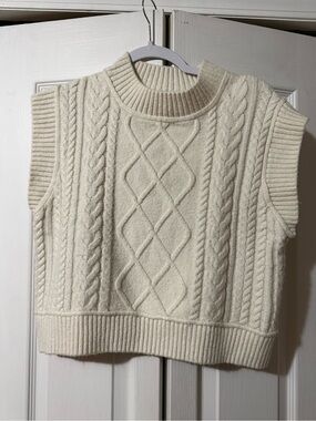 Jessica Simpson Cream Cable-Knit Sleeveless Sweater Vest - L